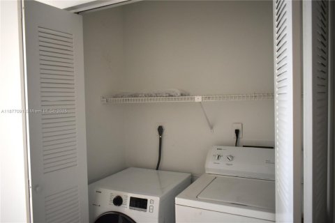 Townhouse in Pembroke Pines, Florida 2 bedrooms, 105.07 sq.m. № 1928654 - photo 15