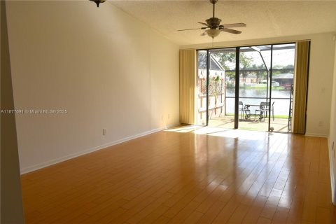 Townhouse in Pembroke Pines, Florida 2 bedrooms, 105.07 sq.m. № 1928654 - photo 21