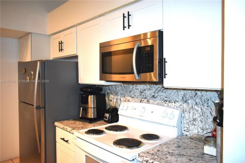 Townhouse in Pembroke Pines, Florida 2 bedrooms, 105.07 sq.m. № 1928654 - photo 6