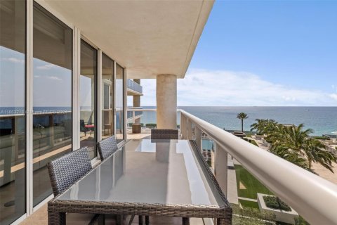 Condo in Hallandale Beach, Florida, 2 bedrooms  № 1372333 - photo 1