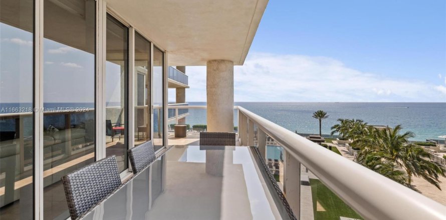 Condo in Hallandale Beach, Florida, 2 bedrooms № 1372333