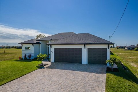 Villa ou maison à vendre à Cape Coral, Floride: 3 chambres, 179.39 m2 № 2295139 - photo 2