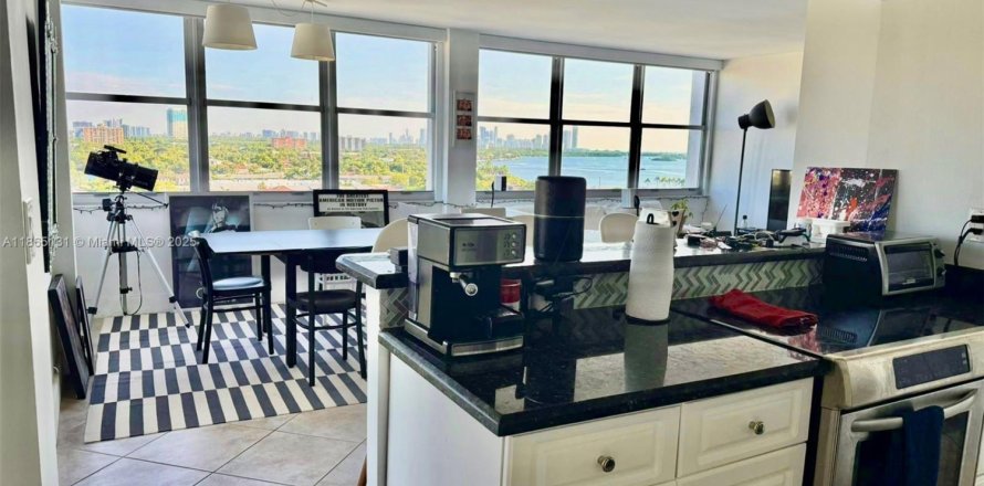 Condo à North Miami, Floride, 2 chambres № 1893416