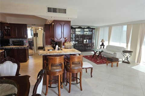 Copropriété à louer à Hallandale Beach, Floride: 2 chambres, 126.35 m2 № 1408810 - photo 6