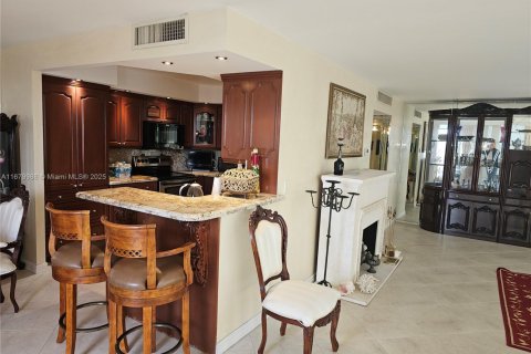 Copropriété à louer à Hallandale Beach, Floride: 2 chambres, 126.35 m2 № 1408810 - photo 9