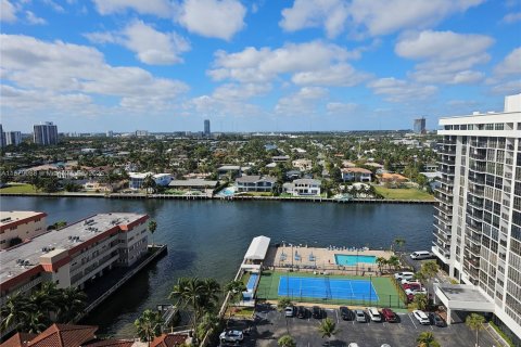 Copropriété à louer à Hallandale Beach, Floride: 2 chambres, 126.35 m2 № 1408810 - photo 13