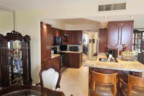 Copropriété à louer à Hallandale Beach, Floride: 2 chambres, 126.35 m2 № 1408810 - photo 8