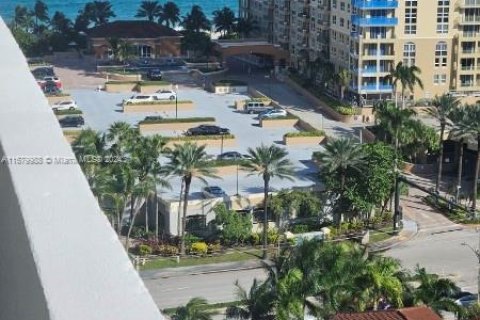 Copropriété à louer à Hallandale Beach, Floride: 2 chambres, 126.35 m2 № 1408810 - photo 14