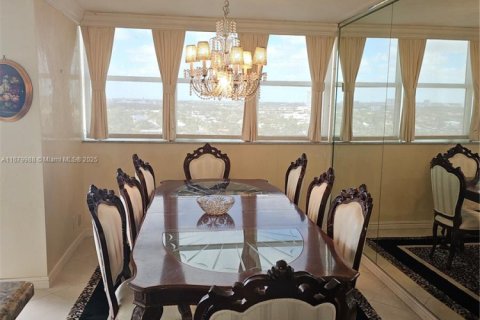 Copropriété à louer à Hallandale Beach, Floride: 2 chambres, 126.35 m2 № 1408810 - photo 5