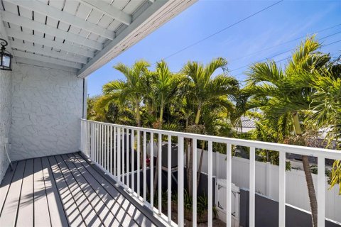 Townhouse in Saint Pete Beach, Florida 3 bedrooms, 170.94 sq.m. № 2396379 - photo 22