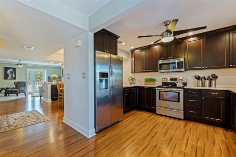 Townhouse in Saint Pete Beach, Florida 3 bedrooms, 170.94 sq.m. № 2396379 - photo 11
