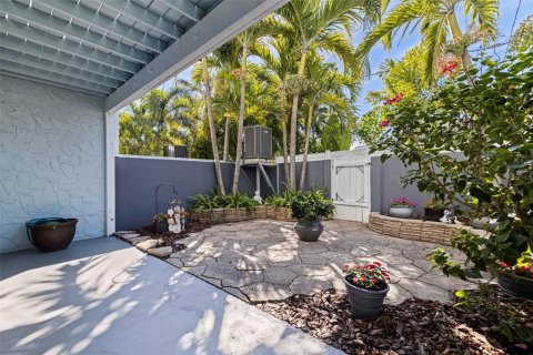 Townhouse in Saint Pete Beach, Florida 3 bedrooms, 170.94 sq.m. № 2396379 - photo 7