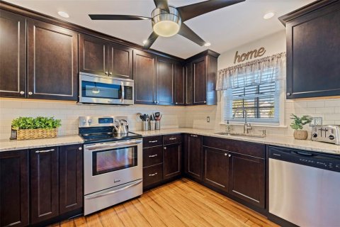 Townhouse in Saint Pete Beach, Florida 3 bedrooms, 170.94 sq.m. № 2396379 - photo 12