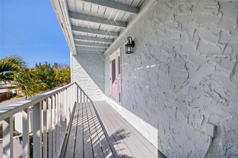 Townhouse in Saint Pete Beach, Florida 3 bedrooms, 170.94 sq.m. № 2396379 - photo 23