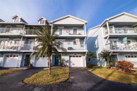 Townhouse in Saint Pete Beach, Florida 3 bedrooms, 170.94 sq.m. № 2396379