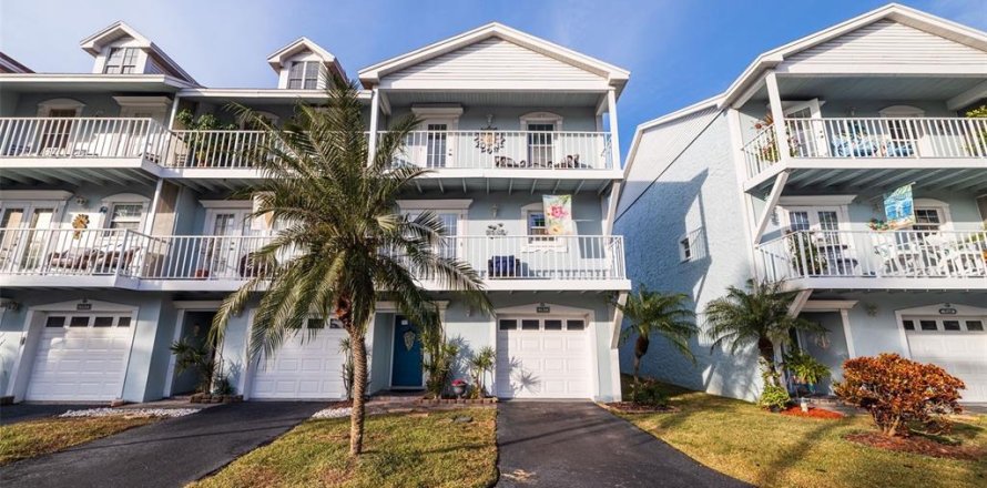 Townhouse in Saint Pete Beach, Florida 3 bedrooms, 170.94 sq.m. № 2396379