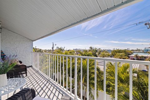 Townhouse in Saint Pete Beach, Florida 3 bedrooms, 170.94 sq.m. № 2396379 - photo 30