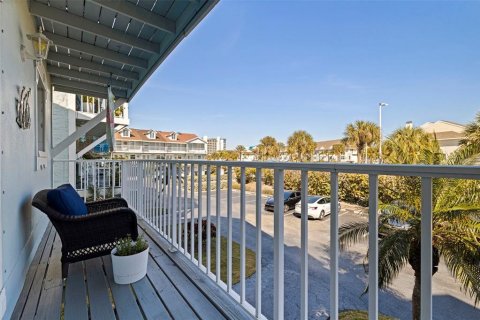 Townhouse in Saint Pete Beach, Florida 3 bedrooms, 170.94 sq.m. № 2396379 - photo 17