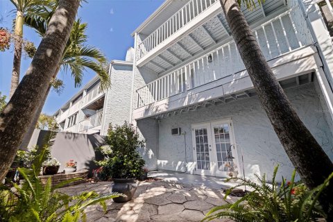 Townhouse in Saint Pete Beach, Florida 3 bedrooms, 170.94 sq.m. № 2396379 - photo 8