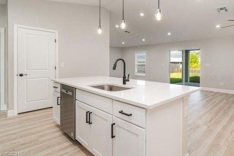 Villa ou maison à vendre à Cape Coral, Floride: 4 chambres, 168.06 m2 № 1884352 - photo 3