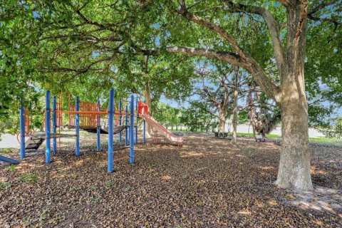 Commercial property in Deerfield Beach, Florida № 1035776 - photo 1