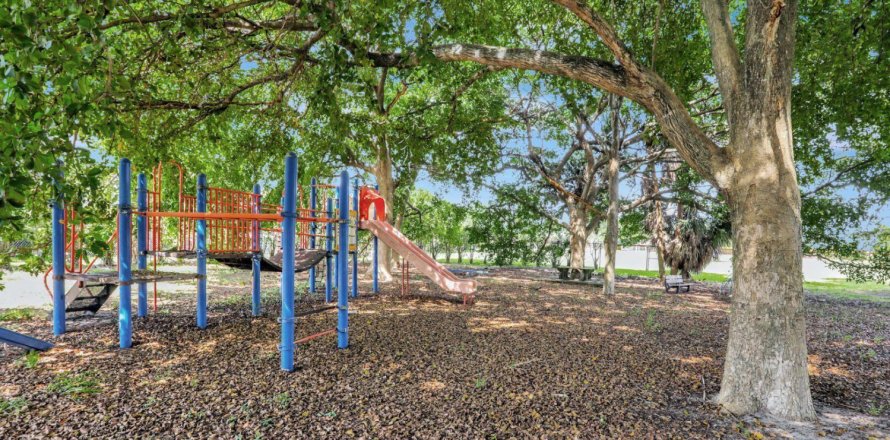Commercial property in Deerfield Beach, Florida № 1035776