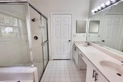 House in Miramar, Florida 4 bedrooms, 212.75 sq.m. № 1949740 - photo 23