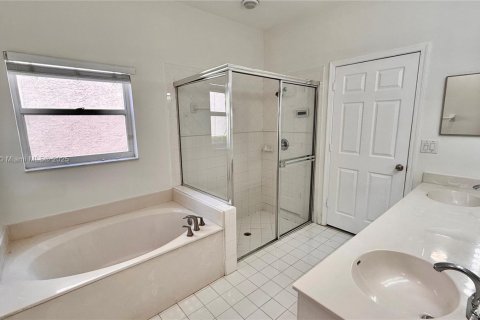 House in Miramar, Florida 4 bedrooms, 212.75 sq.m. № 1949740 - photo 25