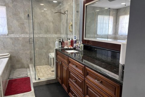 Villa ou maison à vendre à Miami, Floride: 4 chambres, 236.34 m2 № 1867217 - photo 18