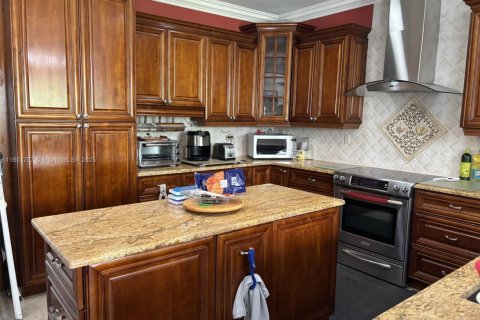 Villa ou maison à vendre à Miami, Floride: 4 chambres, 236.34 m2 № 1867217 - photo 13