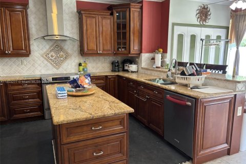 Villa ou maison à vendre à Miami, Floride: 4 chambres, 236.34 m2 № 1867217 - photo 14