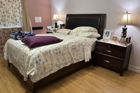 Villa ou maison à vendre à Miami, Floride: 4 chambres, 236.34 m2 № 1867217 - photo 16