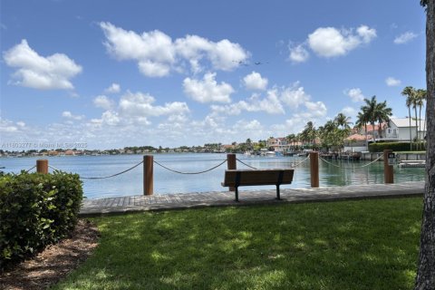 Villa ou maison à vendre à Miami, Floride: 4 chambres, 236.34 m2 № 1867217 - photo 11