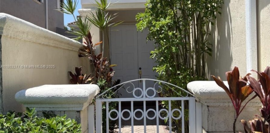 House in Miami, Florida 4 bedrooms, 236.34 sq.m. № 1867217