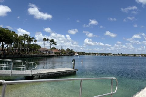 Villa ou maison à vendre à Miami, Floride: 4 chambres, 236.34 m2 № 1867217 - photo 9