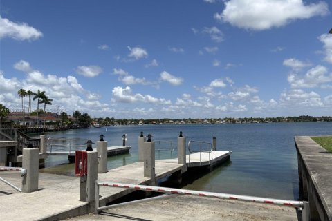 Villa ou maison à vendre à Miami, Floride: 4 chambres, 236.34 m2 № 1867217 - photo 10