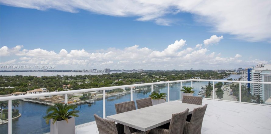 Кондоминиум с 3 спальнями в Майами-Бич, Флорида № 1970891