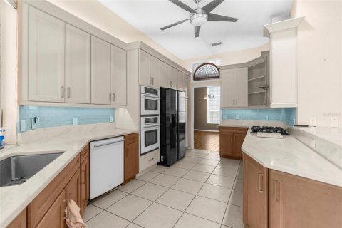 House in Weeki Wachee, Florida 4 bedrooms, 253.53 sq.m. № 1915670 - photo 10