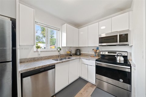 House in Miami, Florida 2 bedrooms, 90.77 sq.m. № 1992362 - photo 6