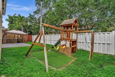 House in Cooper City, Florida 4 bedrooms, 237.09 sq.m. № 2357651 - photo 23