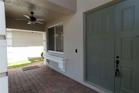 Снять в аренду виллу или дом в Лейк-Уорт, Флорида 5 спален, 281.31м2, № 1952325 - фото 3