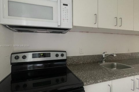 Casa en alquiler en Miami, Florida, 4 dormitorios, 120.77 m2 № 2086140 - foto 2
