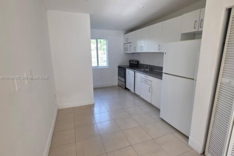 Casa en alquiler en Miami, Florida, 4 dormitorios, 120.77 m2 № 2086140 - foto 3