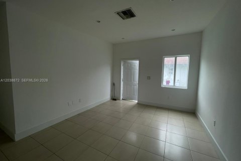 Casa en alquiler en Miami, Florida, 4 dormitorios, 120.77 m2 № 2086140 - foto 4