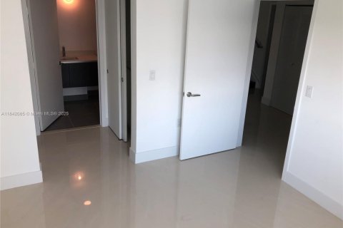 Condo in Miami Beach, Florida, 3 bedrooms  № 1834478 - photo 13