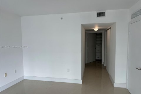 Condo in Miami Beach, Florida, 3 bedrooms  № 1834478 - photo 8