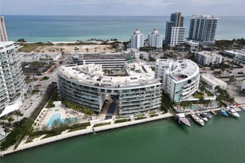 Condo in Miami Beach, Florida, 3 bedrooms  № 1834478 - photo 1