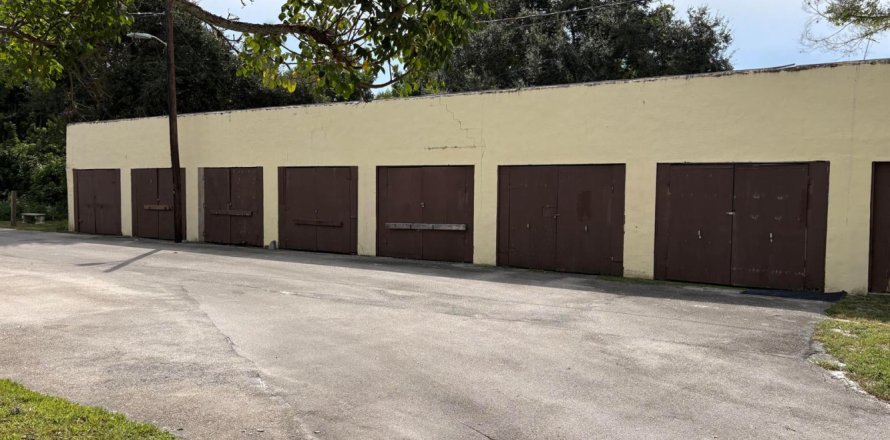 Commercial property in St. Lucie, Florida № 2399978