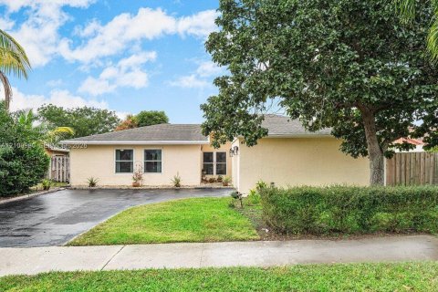 Villa ou maison à louer à Deerfield Beach, Floride: 4 chambres, 138.7 m2 № 2401666 - photo 2