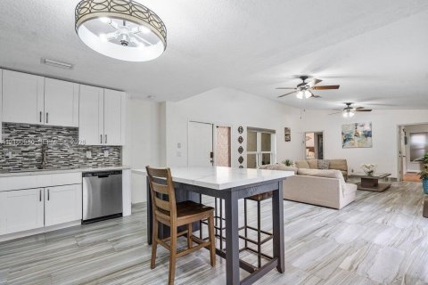 Villa ou maison à louer à Deerfield Beach, Floride: 4 chambres, 138.7 m2 № 2401666 - photo 3